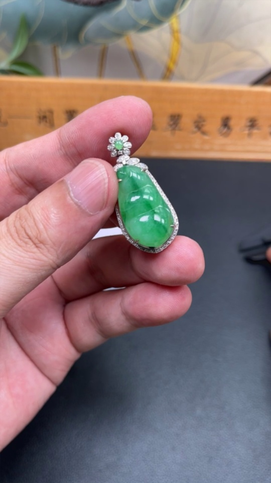 F35132141 Jadeite auspicious bean pendant with 18K gold and diamond accents, total weight approximately 5.38g