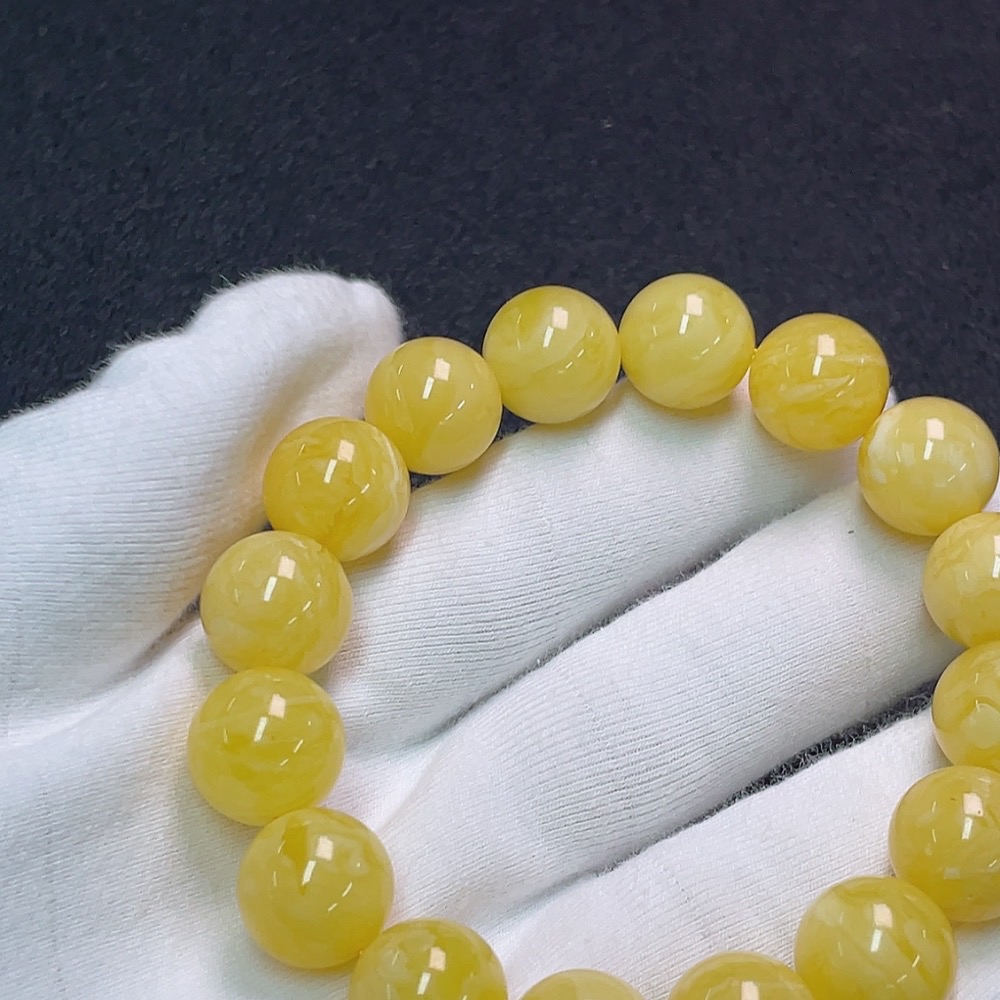 C33852322 Amber Beeswax Bracelet, total weight approx. 20.69g, bead size 12.8mm