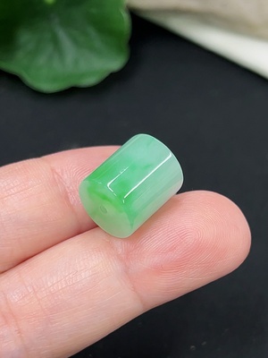 F41941933 翡翠路路通 卡11mm左右 货品总重约4g