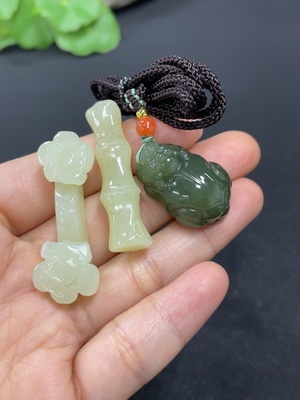 H41870691 和田玉挂件       货品总重约（含绳）22g    配珠非和田玉