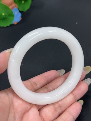 H41947292 和田玉正圈手镯 圈口60.5 货品总重约75.6g 含其他矿物成分