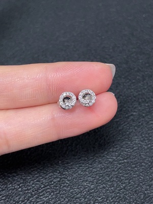 M43152196 钻石镶嵌耳钉  18k金   货品总重约1.43克  印记  0.05ct(D)  0.05ct(D)