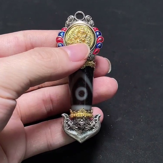 W34994526 Dzi Bead Pendant Total weight approx. 31.8g Size approx. 12.7mm