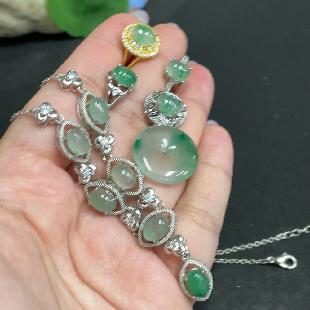 H33881367 African Emerald (Dulong Jade)