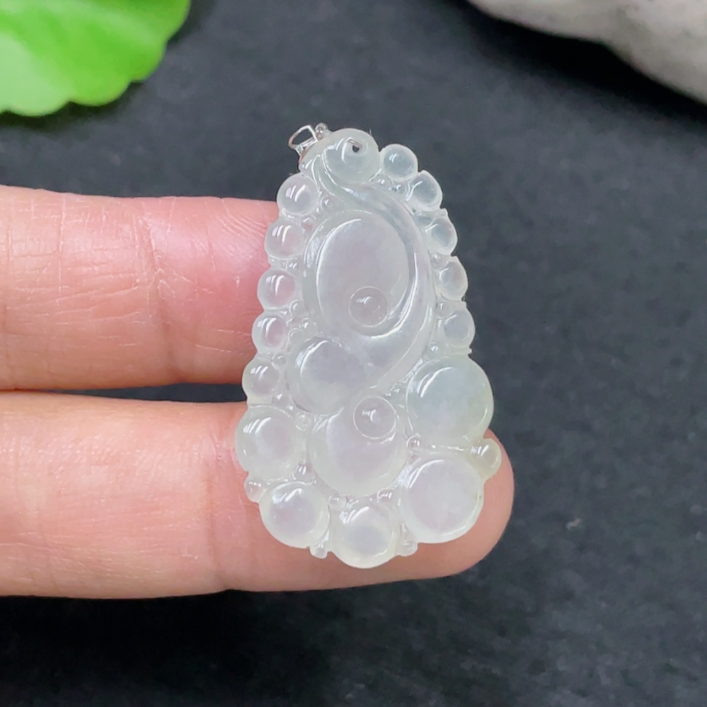 F30563435 Jadeite Pendant with 18k Clasp, Total Weight Approx. 3.91g