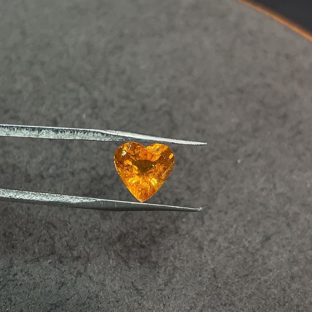 C34038714 Garnet loose stone, total weight approximately 1.885 carats