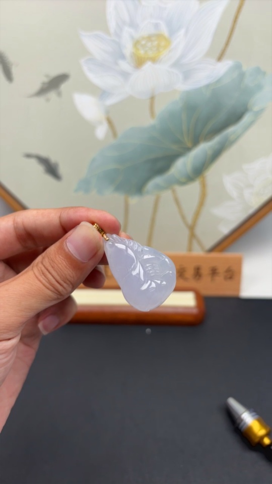 F32758266 Jadeite Crayfish Pendant with 18K Gold Clasp, Total Weight Approximately 17g