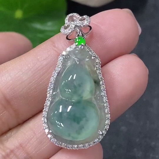 F34977120 Jadeite Inlaid Calabash Pendant 18k with Diamond Accents Total Weight Approx. 4.97g