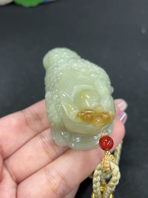 H46521596 和田玉手把件 三脚金蟾 货品总重约【含绳】114.6g