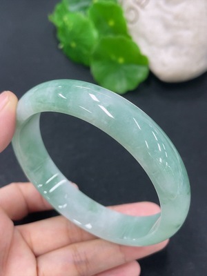 F46569038 翡翠正圈手镯 圈口60.5mm 货品总约重56g