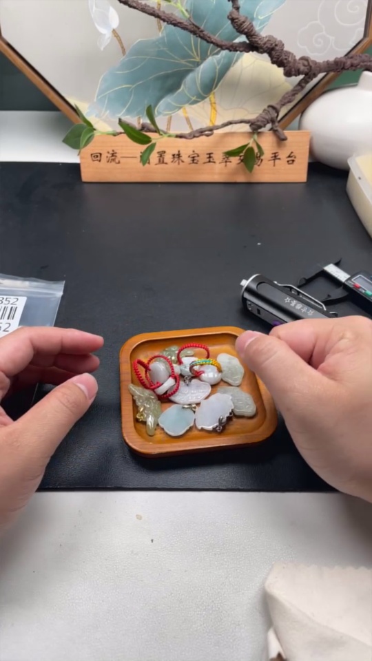 F16762352 Jadeite Pendant Non-Gold One Hand 12 Pieces