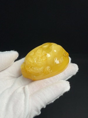 C24796921 Amber and beeswax pendant, total weight about 40.87g, with damage