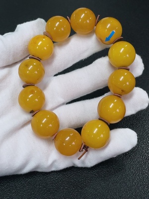 C43161144 琥珀蜜蜡手串  局部可见修补  货品总重约43.48克  卡17.9-18.8mm左右