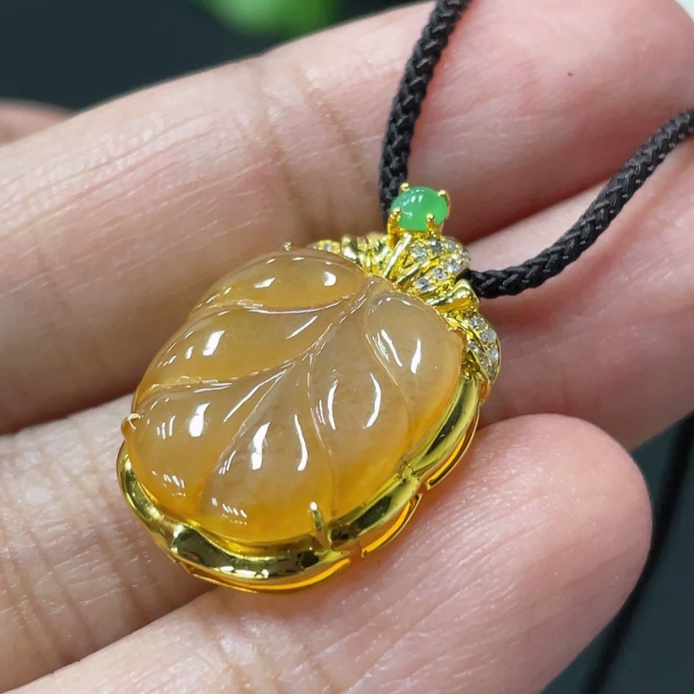 F29432843 Jadeite leaf pendant with 18k gold setting, total weight approx. 3.38g, color origin undetermined