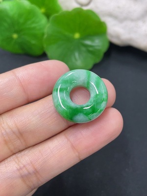 F41934184 翡翠挂件甜甜圈 货品总约重3.79g