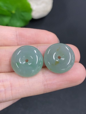 F41926020 翡翠平安扣一手走 货品总重量约5.6克