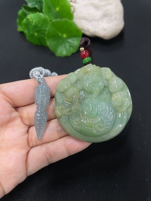 F46552076 翡翠挂件 财神 降魔杵 一手走 货品总重约62.3g