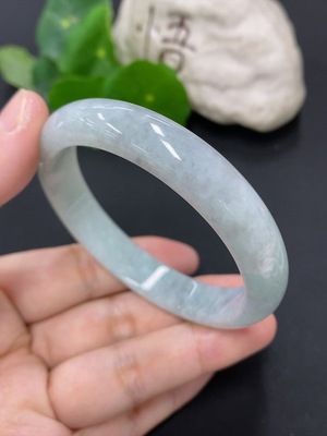 F46593819 翡翠正圈手镯 货品总重量约45.7克 圈口56