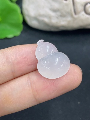 F46514400 翡翠挂件          货品总重约3.1g