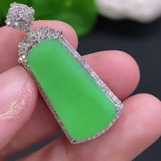 F33904548 Jadeite Plain Pendant with 18K Gold and Diamond Accents Total Weight Approx. 5.1g
