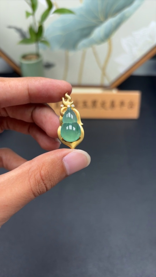 F33944097 Jadeite Gourd Pendant Set in 18K Gold, Total Weight Approx. 4.7g (with Diamond Accents)