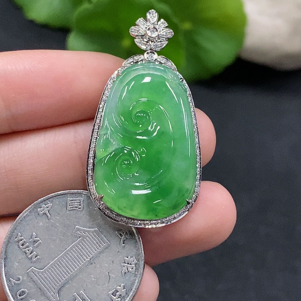 F33947145 Jadeite Ruyi Inlaid Pendant 18K Gold Total Weight Approx. 5.7g (With Diamond Accents)