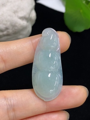 F42031101 翡翠福豆挂件 货品总重约6.82克