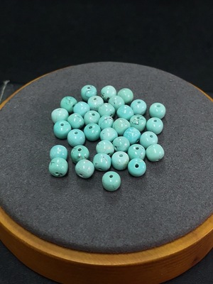 C43152220 绿松石散珠  货品总重约9.25克  颜色成因未定  含其他矿物成分  (含矿)  一手走10件+