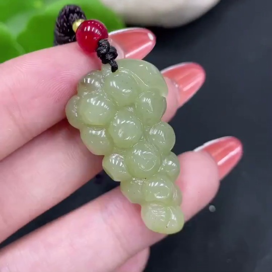 H34017003 Hetian Jade Pendant Grape