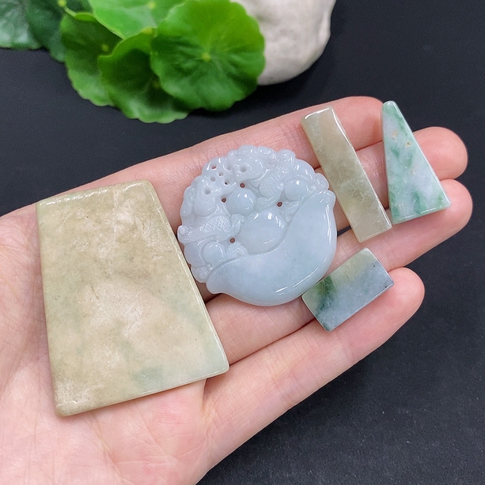 F32722676 Jadeite Pendants Sell as a Lot