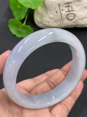 F43177957 翡翠正圈手镯 货品总重约96.75g 65.9圈口