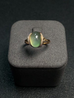 C33889146 18k prehnite ring, total weight about 3.15g