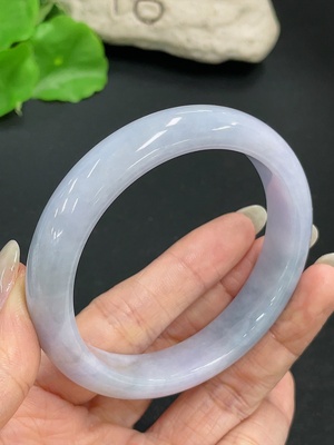 F41902374 翡翠正圈手镯 货品总重约57.7g  圈口58.2