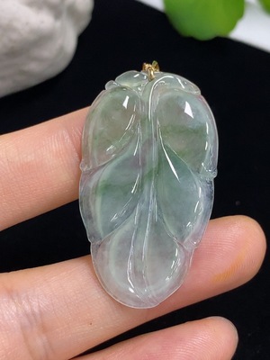 F42977457 翡翠叶子挂件 18k 非钻（钻太小无法确定天然成因）货品总重约5.47克