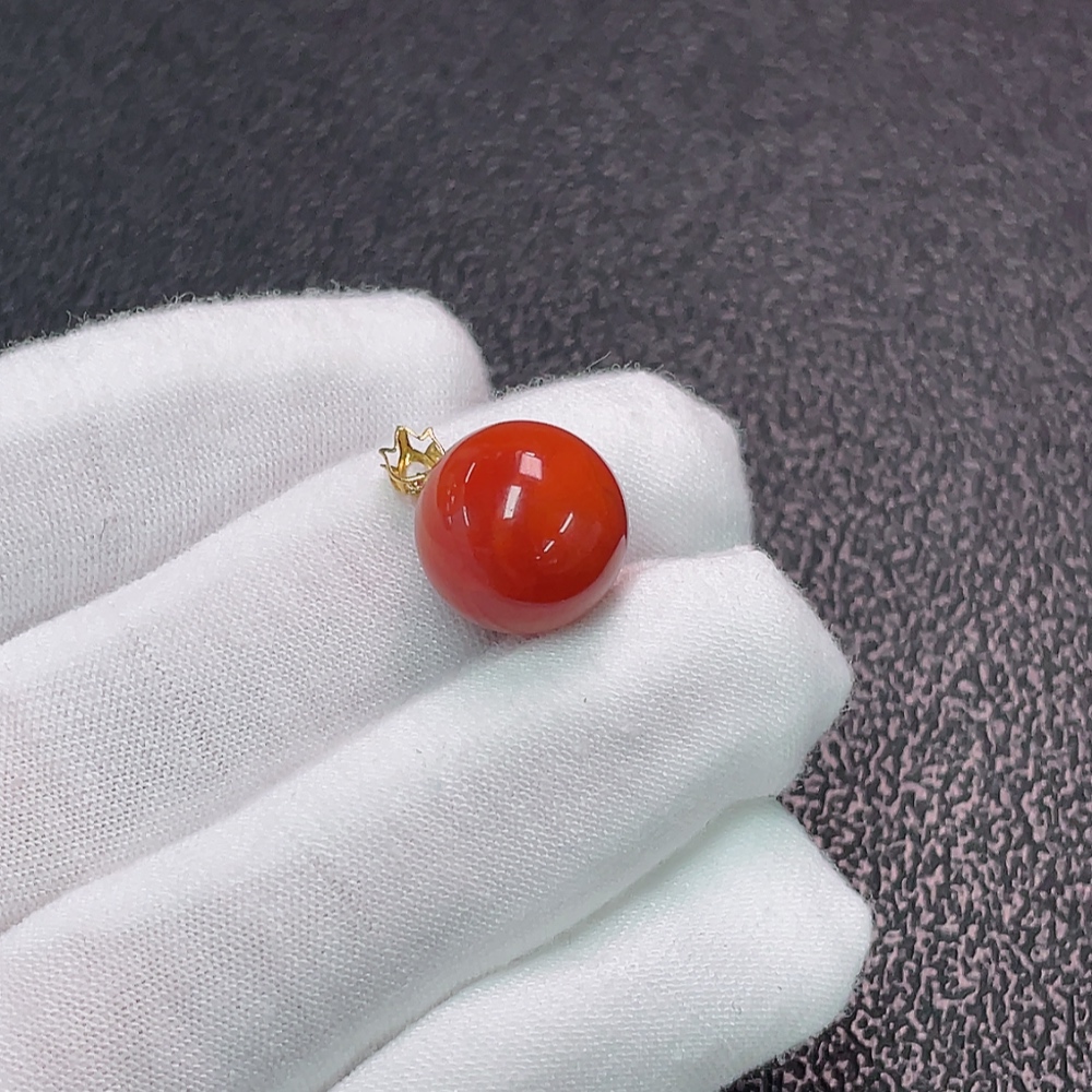 C34006311 Red Agate Pendant with 18K Gold and Visible Organic Matter, Total Weight Approximately 3.12g, Size About 12.9mm
