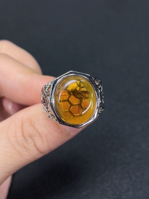 C43161455 琥珀蜜蜡戒指  非金  活口  货品总重约5.95克   局部可见修补