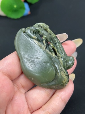 H42979918 和田玉挂件 螳螂 货品总重约71.6g 皮色成因未定 含其他矿物成分