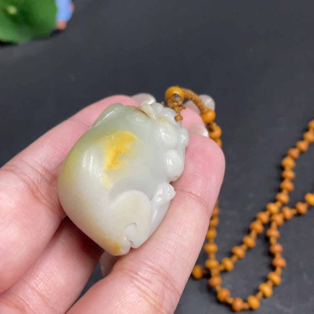 H30464445 Hetian Jade Pendant Auspicious Beast Undetermined Skin Color Formation Contains Other Mineral Components Total Weight Approx. [Including Chain] 39.3g
