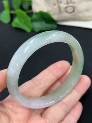F46546890 翡翠正圈手镯 57.6圈口  货品总重约45.8克