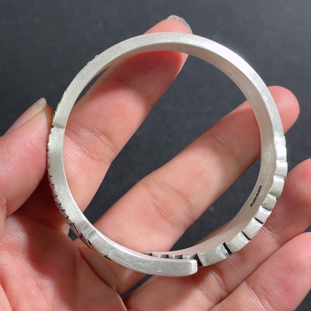 W31666169 Handmade 999 Pure Silver Inlaid with Auspicious Clouds and Crane Feathers Pattern Bracelet Weighing Approximately 71.7 Grams, Miscellaneous