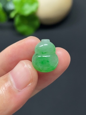 F41879751 翡翠葫芦挂件 货品总重量约1.57g