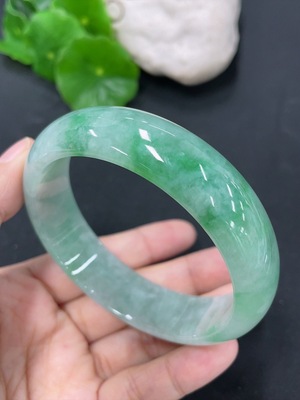 F43139361 翡翠正圈手镯 圈口58mm 货品总约重64.79g