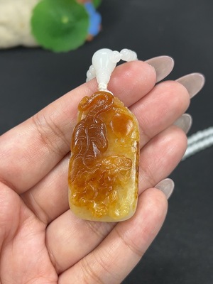 H40795405 和田玉挂件 下山虎 货品总重约[含链]40.3g 皮色成因未定 含其他矿物成分
