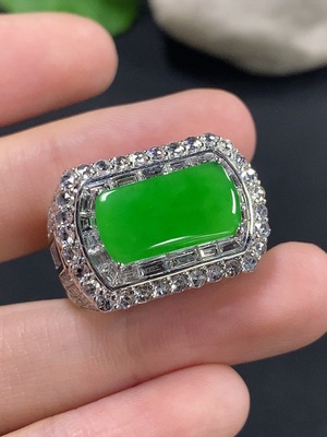 F42033519 翡翠蛋面镶嵌戒指 18k 配镶钻石 圈口19 货品总重约12.65g