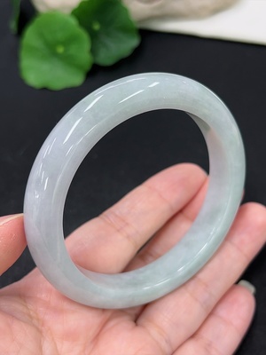 F41942029 翡翠正圈手镯 货品总重约56.3g 56.1圈口