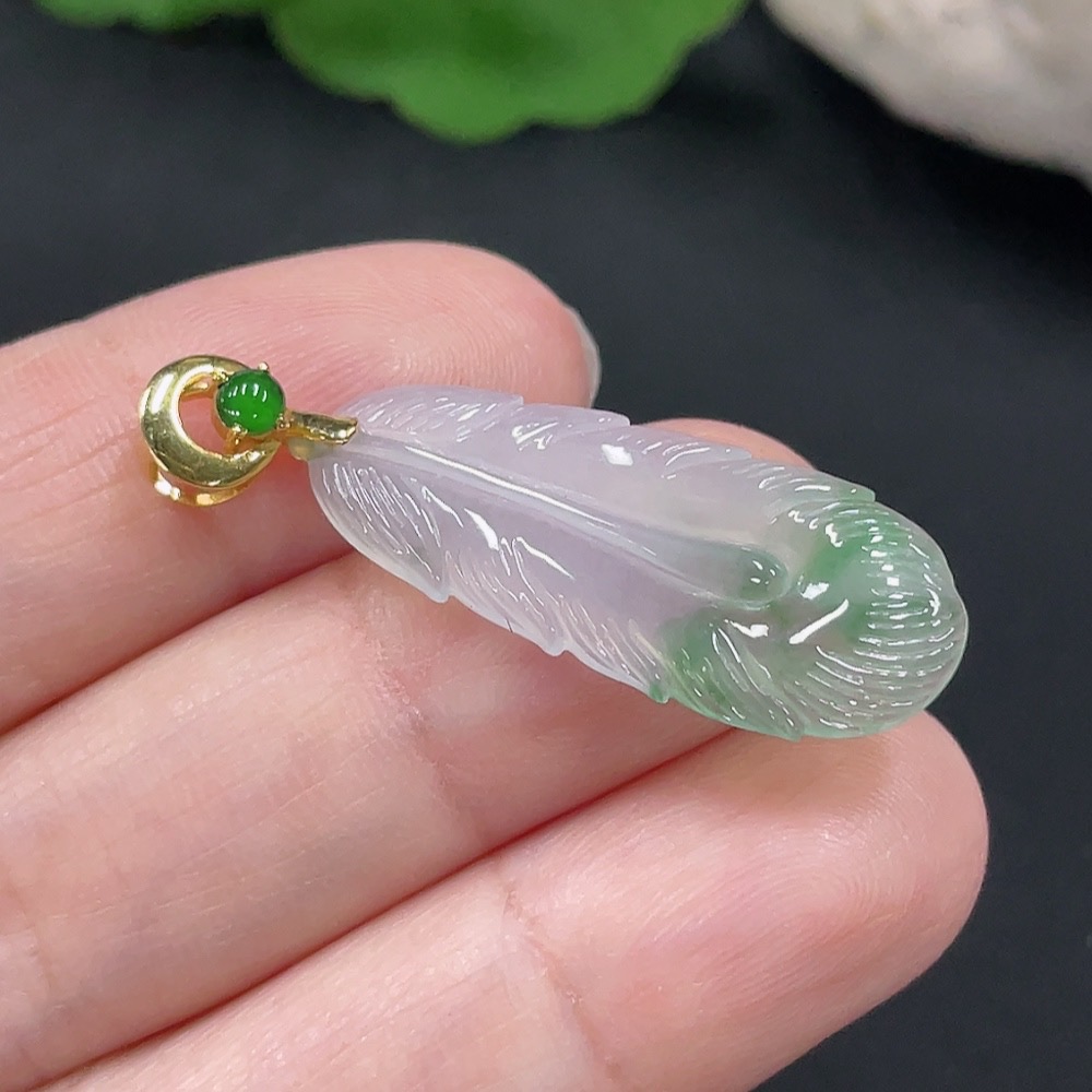F27153368 Jadeite Feather Pendant with 18K Gold Clasp, Total Weight Approx. 2.2g