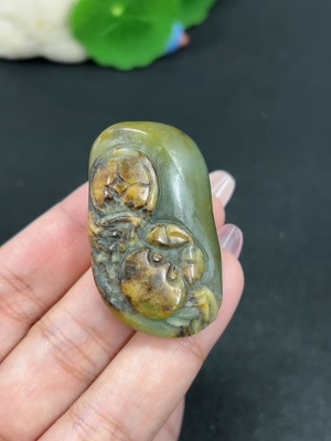H46520927 和田玉挂件 八方来财 皮色成因未定  含其他矿物成分 货品总重约32.6g