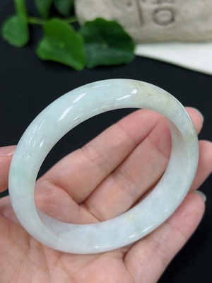 F46546731 翡翠正圈手镯 圈口60mm 货品总约重58.98g