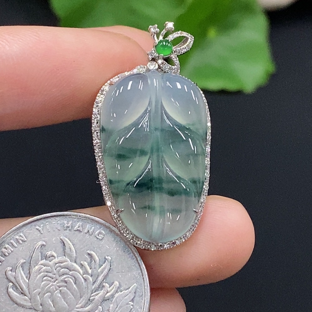 F32753791 Jadeite leaf inlaid pendant 18K gold, total weight approx. 3.94g