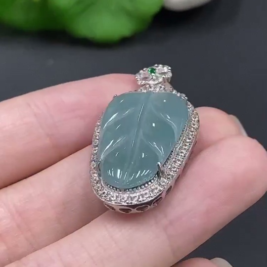 F16723199 Jadeite Leaf Pendant Non-Gold Inlaid Total Weight 6.032g